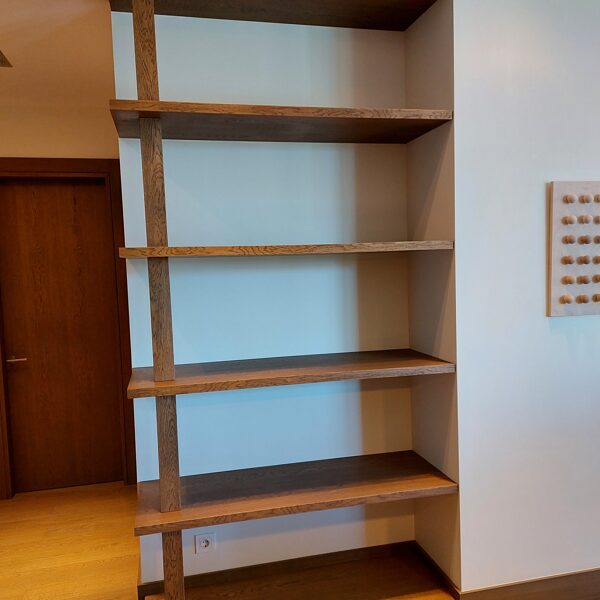 Iebūvēti , finierēti plaukti ar slēptiem stiprinājumiem.